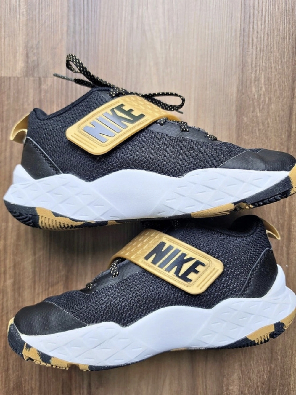 Nike Kids Team Hustle D 11 Basketball Shoes - Black/Gold - Size 3.5Y
